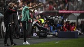 Menariknya Cristiano Ronaldo kembali ke pinggir lapangan untuk mendukung timnas Portugal. Tidak jarang Ronaldo memberi instruksi kepada tim seperti yang CR7 lakukan pada final Piala Eropa 2016 melawan Prancis. (PATRICIA DE MELO MOREIRA / AFP)