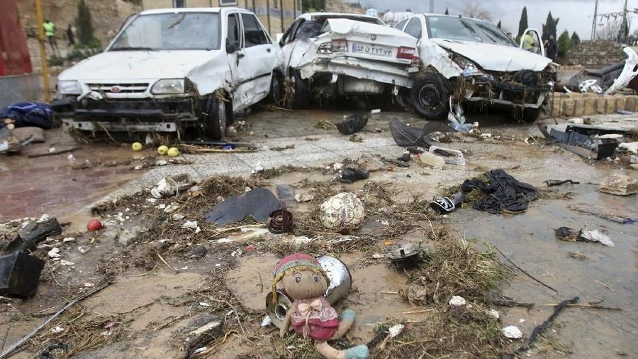 Banjir bandang masih menerjang Iran selatan telah menewaskan sedikitnya 19 orang dan melukai 100 orang