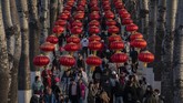 Kini penduduk Beijing dapat menikmati bunga Sakura, yang diperkirakan jumlahnya sudah melebihi 2.000 buah. (Nicolas ASFOURI / AFP)