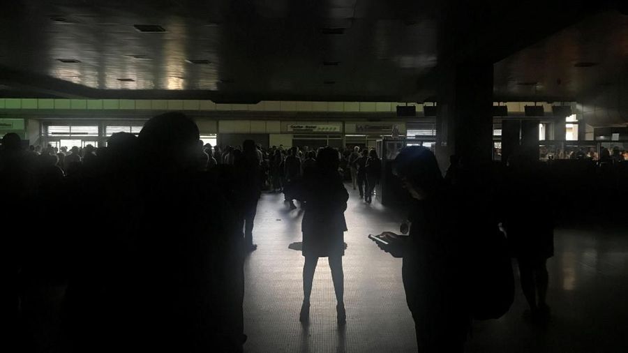 Venezuela kembali diselimuti kegelapan akibat pemadaman listrik yang menyebabkan beberapa perusahaan harus berhenti beroperasi.