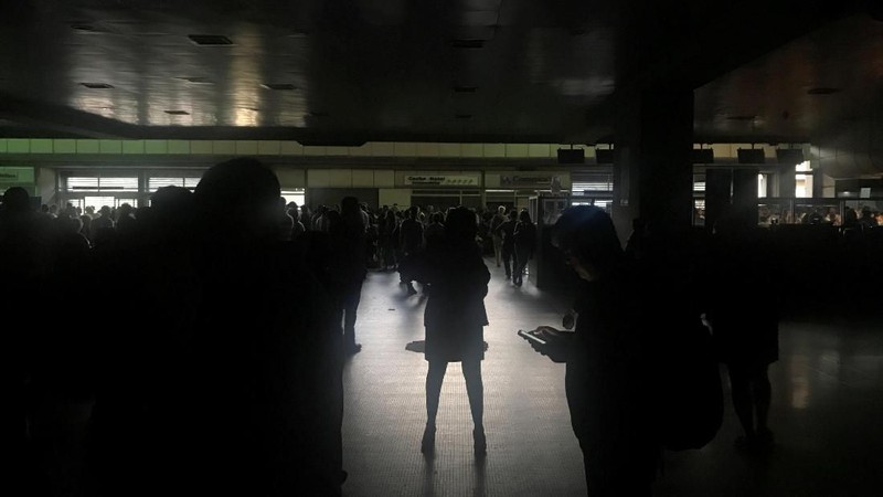 Venezuela kembali diselimuti kegelapan akibat pemadaman listrik yang menyebabkan beberapa perusahaan harus berhenti beroperasi.