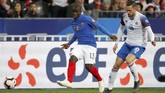 Gelandang Chelsea, N'Golo Kante, tidak mau bergabung dengan Real Madrid meskipun dihubungi oleh pelatih Los Blancos Zinedine Zidane seperti dilansir Mirror. (REUTERS/Daniele Mascolo)