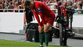 Laga memasuki menit ke-28, Cristiano Ronaldo berhenti berlari ketika mengejar bola di sisi kanan pertahanan Serbia. Ronaldo mengeluhkan sakit di bagian kaki kanan dan minta diganti. (REUTERS/Rafael Marchante)