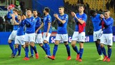 Para pemain timnas Italia merayakan kemenangan atas Liechtenstein. Dua kemenangan membuat Italia untuk sementara memuncaki klasemen Grup J dengan torehan enam poin, unggul dua poin atas Yunani. (REUTERS/Jennifer Lorenzini)