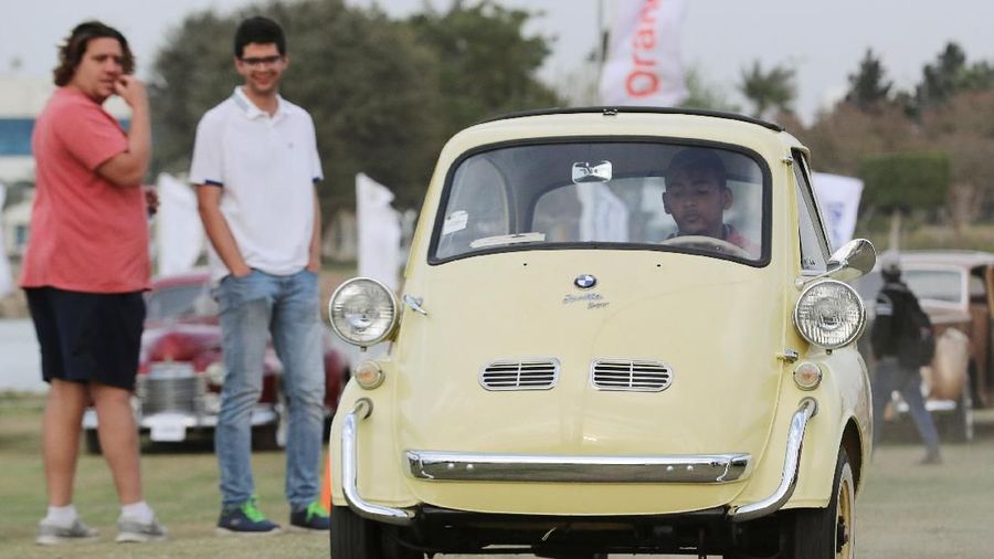 Para pecinta mobil bergaya klasik berkumpul di Smart Village Club Kairo, Mesir, dalam acara 7th Cairo Classic Meet.