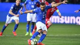 Top skor sementara Liga Italia musim ini Fabio Quagliarella kemudian menambah dua gol penalti pada menit ke-35 dan 45 untuk membuat timnas Italia unggul 4-0 di babak pertama. (REUTERS/Jennifer Lorenzini)
