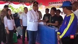 VIDEO: Mensos Berikan Bantuan untuk Korban Banjir Sentani