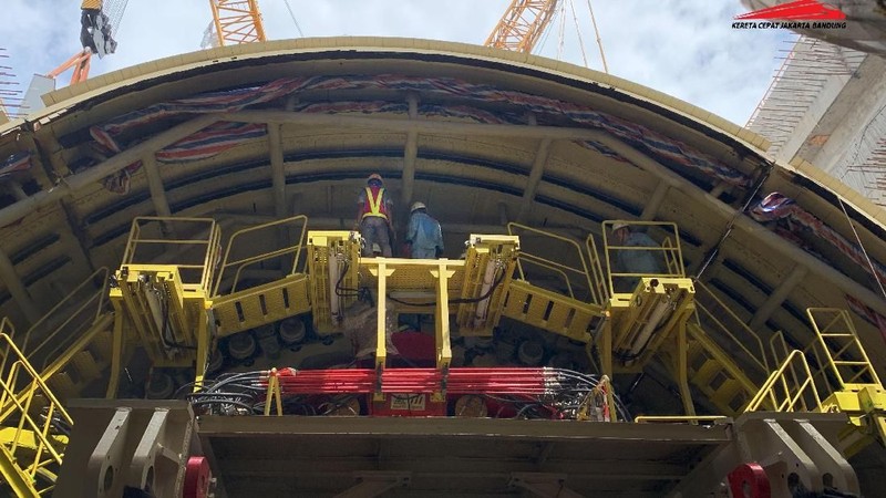 Pengerjaan KCJB tersebut dikebut dengan menggunakan mesin Tunnel Boring Machine (TBM) yaitu alat bor raksasa yang didatangkan dari Shanghai