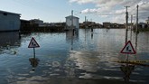 Sekitar 56.000 warga yang tinggal di 270 desa di Provinsi Mazandaran dan Golestan mengungsi karena banjir. (Tasnim News Agency/via REUTERS)
