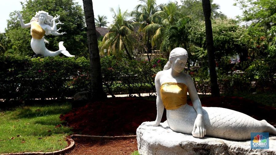 Patung Putri Duyung di Resort Ancol yang ditutupi kain emas menjadi sorotan warga dan menjadi viral.