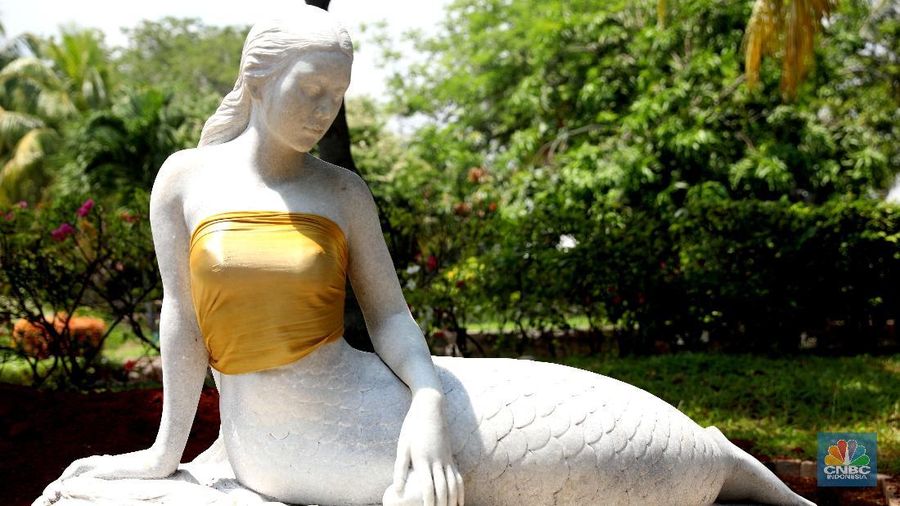 Patung Putri Duyung di Resort Ancol yang ditutupi kain emas menjadi sorotan warga dan menjadi viral.