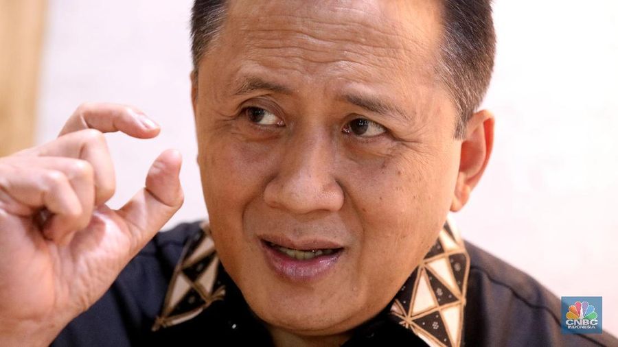 Kepala Badan Ekonomi Kreatif (BEKRAF), Triawan Munaf saat ditemui di kantornya (CNBC Indonesia/Muhammad Sabki)