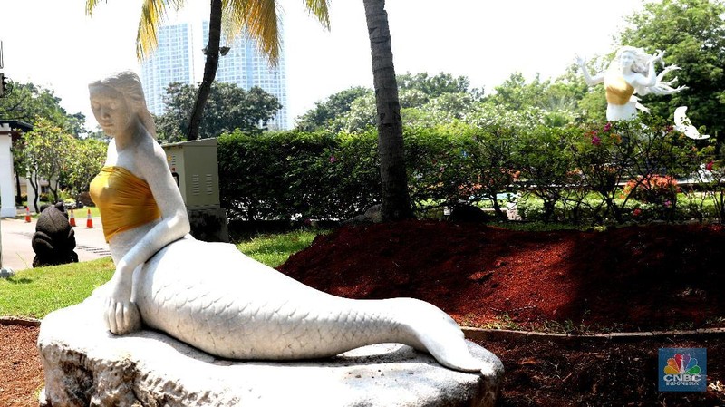 Patung Putri Duyung di Resort Ancol yang ditutupi kain emas menjadi sorotan warga dan menjadi viral.