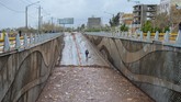 Sejumlah infrastruktur seperti jalan terputus akibat banjir di Iran. (Tasnim News Agency/via REUTERS)
