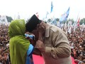 Pelukan Prabowo ke Nenek di NTB dan Isu Miring Rp500 Ribu