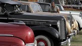 Seorang pria berdiri di antara mobil-mobil klasik yang melantai di acara ke-7 Cairo Classic Meet di Kairo, Mesir pada 23 Maret 2019. (REUTERS/Mohamed Abd El Ghany)
