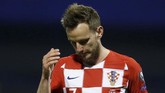 Barcelona dikabarkan ESPN membuka opsi melepas gelandang yang diminati Manchester United dan Inter Milan, Ivan Rakitic, pada akhir musim nanti. (REUTERS/Borut Zivulovic)