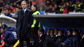 Pelatih timnas Italia Roberto Mancini melihat jalannya pertandingan melawan Liechtenstein dari pinggir lapangan Stadion Ennio Tardini. (REUTERS/Jennifer Lorenzini)