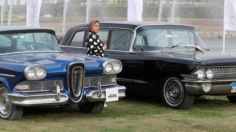 Para pecinta mobil bergaya klasik berkumpul di Smart Village Club Kairo, Mesir, dalam acara 7th Cairo Classic Meet.