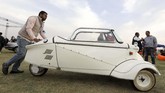 Messerschmitt KR200 'Kabinenroller' menyita perhatian pengujung ke-7 Cairo Classic Meet di Kairo, Mesir pada 23 Maret 2019. (REUTERS/Mohamed Abd El Ghany)