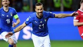 Fabio Quagliarella merayakan gol ke gawang Liechtenstein. Quagliarella tercatat sebagai pencetak gol tertua untuk timnas Italia di usia 36 tahun dan 54 hari. (REUTERS/Jennifer Lorenzini)