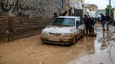 Saat ini upaya evakuasi terus dilakukan, dan bantuan telah dikirim ke daerah-daerah yang dilanda banjir di Iran. (Tasnim News Agency/via REUTERS)