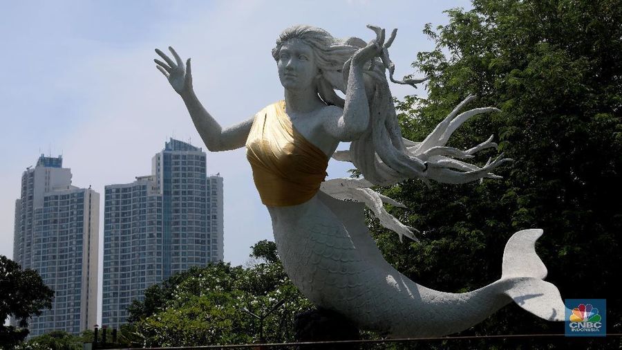 Patung Putri Duyung di Resort Ancol yang ditutupi kain emas menjadi sorotan warga dan menjadi viral.