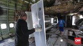 Para pekerja biasanya mendapat pesanan dari vendor ataupun perusahaan yang membeli pesawat bekas dan menyulapnya menjadi wahana permainan, simulator hingga restoran. (CNN Indonesia/Safir Makki)