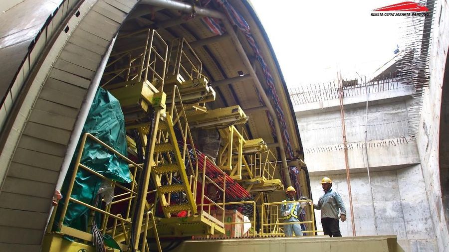 Pengerjaan KCJB tersebut dikebut dengan menggunakan mesin Tunnel Boring Machine (TBM) yaitu alat bor raksasa yang didatangkan dari Shanghai
