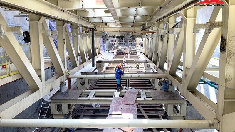 Pengerjaan KCJB tersebut dikebut dengan menggunakan mesin Tunnel Boring Machine (TBM) yaitu alat bor raksasa yang didatangkan dari Shanghai