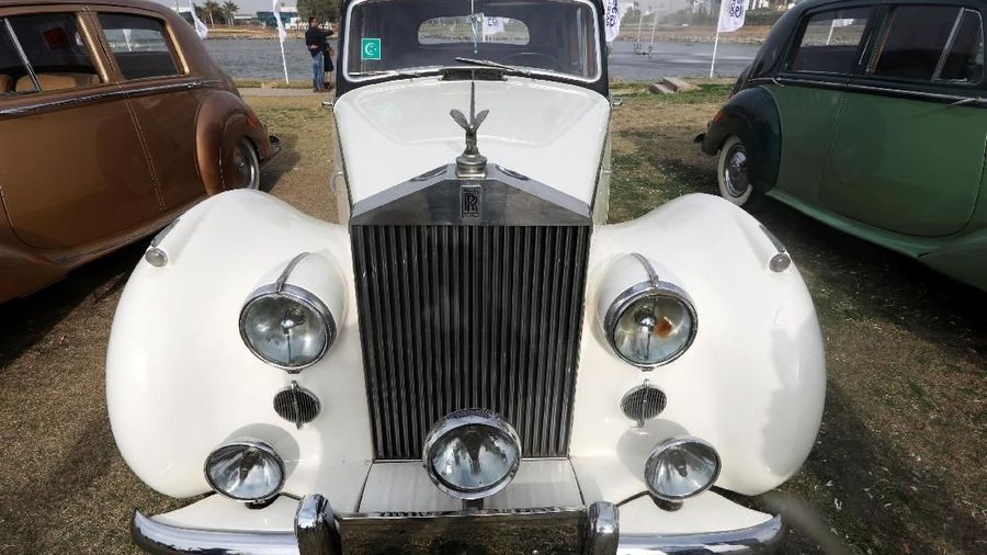 Para pecinta mobil bergaya klasik berkumpul di Smart Village Club Kairo, Mesir, dalam acara 7th Cairo Classic Meet.