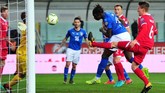 Penyerang muda Juventus Moise Kean memperlebar keunggulan timnas Italia menjadi 5-0 lewat gol sundulan pada menit ke-69 usai menerima umpan silang Fabio Quagliarella. (REUTERS/Jennifer Lorenzini)