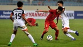 Pemain Timnas Indonesia U-23 Witan Sulaeman berduel dengan Azim Izamuddin (kanan) dan Rahmin Abdul Ghani (kiri). Indonesia kebobolan pada menit ke-85 melalui penalti Azim Izamuddin Suhaimi. (ANTARA FOTO/R. Rekotomo)