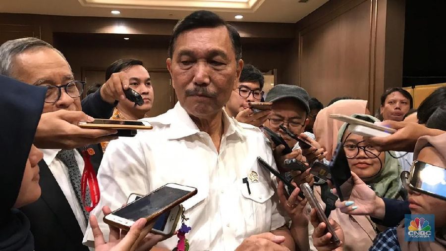 Menteri Koordinator Bidang Kemaritiman Luhut Binsar Panjaitan menampik tudingan larinya uang Indonesia ke luar negeri.