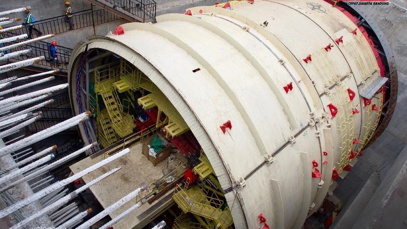 Pengerjaan KCJB tersebut dikebut dengan menggunakan mesin Tunnel Boring Machine (TBM) yaitu alat bor raksasa yang didatangkan dari Shanghai
