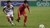 Pemain Timnas Indonesia U-23 Witan Sulaeman (kanan) berhasil menciptakan assist untuk gol pertama Garuda Muda yang dicetak Dimas Drajad. (ANTARA FOTO/R. Rekotomo)
