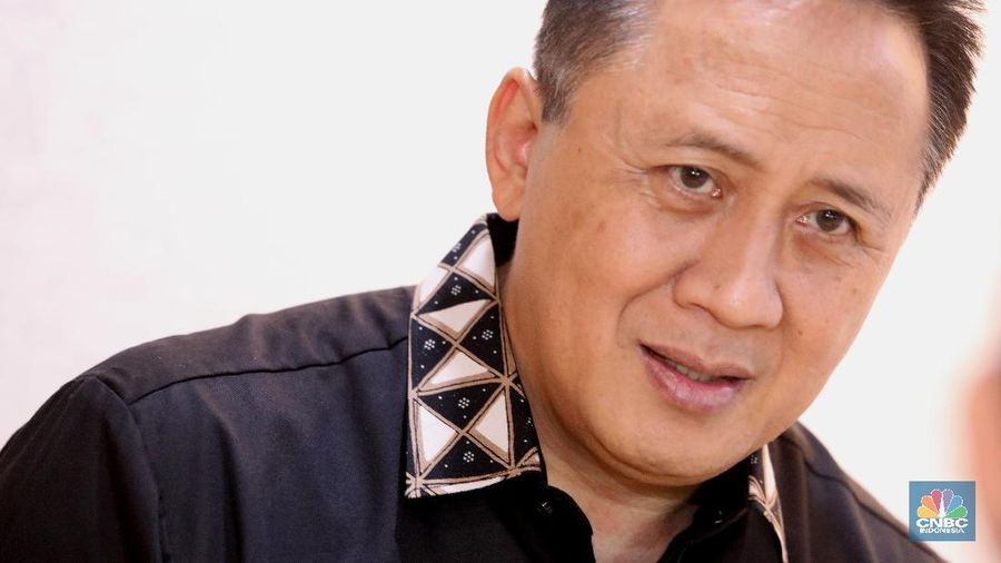 Kepala Badan Ekonomi Kreatif (BEKRAF), Triawan Munaf saat ditemui di kantornya (CNBC Indonesia/Muhammad Sabki)
