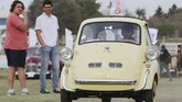 BMW Isetta salah satu cikal bakal mobil-mobil BMW berteknologi canggih unjuk gigi di acara ke-7 Cairo Classic Meet di Kairo, Mesir pada 23 Maret 2019. (REUTERS/Mohamed Abd El Ghany)