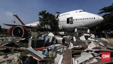 Pesawat Boeing 747-400 bekas dan tak berfungsi terdiri dari dua lantai ini akan disulap menjadi restoran di Bekasi, Jawa Barat, Rabu, 27 Maret 2019. (CNNIndonesia/Safir Makki)