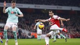 Arsenal berencana melego Henrikh Mkhitaryan dan Mesut Ozil untuk mengurangi beban gaji. Dilansir Mirror, langkah ini dilakukan agar bisa mendatangkan Kieran Tierney (Celtics) dan Nicolo Barella (Cagliari). (REUTERS/Eddie Keogh)