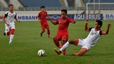 Pemain timnas Indonesia U-23 Fredyan Wahyu (kedua kanan) berebut bola dengan Muhammad Hanif Hamir. Indonesia mencetak gol pertama lewat Dimas Drajad pada menit ke-31. (ANTARA FOTO/R. Rekotomo)