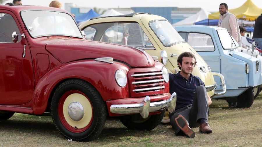Para pecinta mobil bergaya klasik berkumpul di Smart Village Club Kairo, Mesir, dalam acara 7th Cairo Classic Meet.