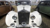 Rolls Royce Silver Wraith salah satu model klasik berdamping dengan mobil klasik lain di acara ke-7 Cairo Classic Meet di Kairo, Mesir pada 23 Maret 2019. (REUTERS/Mohamed Abd El Ghany)