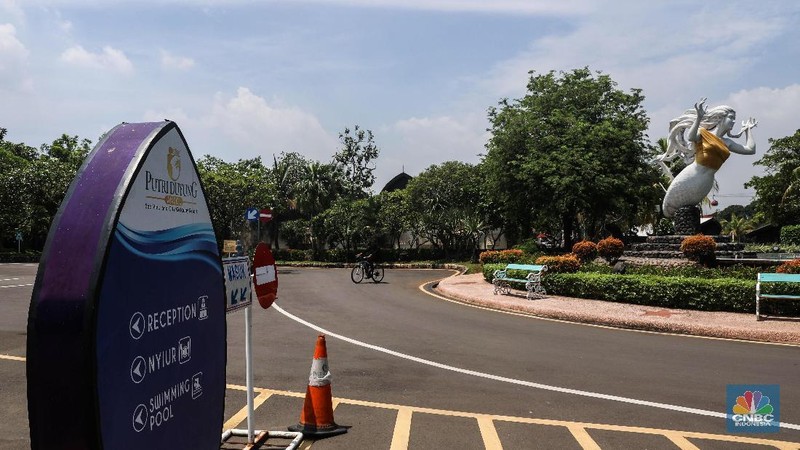 Patung Putri Duyung di Resort Ancol yang ditutupi kain emas menjadi sorotan warga dan menjadi viral.