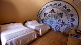 Meskipun berbentuk drum, namun bagian dalamnya tak jauh berbeda dengan hotel pada umumnya. Fasilitasnya pun cukup mewah.