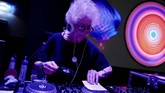 Musik yang dimainkannya banyak juga yang menyukai. Bisa memainkan mulai disko, rock, samba sampai balada, pengunjung kelab di mana DJ Wika ‘bekerja’ bisa sampai seribu orang. (REUTERS/Kacper Pempel)