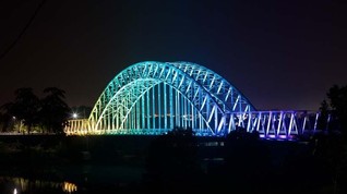 Dua Jembatan di Indonesia Bercahaya Kala Malam