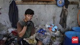 Sohib (41) mengaku telah bekerja selama 20 tahun menjadi pekerja diindustri pengolahan limbah plastik. Dari pekerjaan tersebut dirinya mendapat penghasilan 800 ribu per minggu. (CNNIndonesia/Adhi Wicaksono)