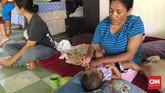 Di rumah ini, para ibu juga menjaga anak-anak mereka. (CNN Indonesia/Endro Priherdityo)