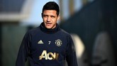 Meski berstatus pemain dengan gaji tertinggi dan jarang bermain karena sering cedera, Manchester United diklaim London Evening Standard tidak akan melepas Alexis Sanchez musim depan. (FRANCK FIFE / AFP)